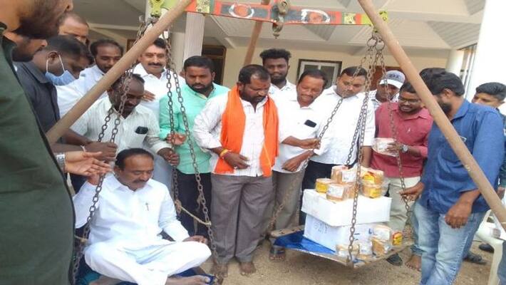 eatala rajender supporter vinay sagar visited vemulawada rajarajeshwari temple eatala rajender supporter vinay sagar visited vemulawada rajarajeshwari temple