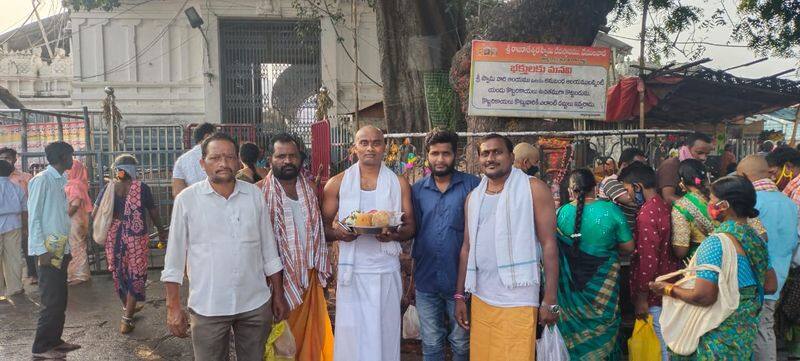 eatala rajender supporter vinay sagar visited vemulawada rajarajeshwari temple