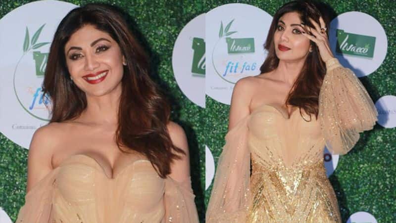 Shilpa Shetty feel uncomfortable with her dress at award show