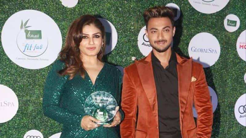 Shilpa Shetty feel uncomfortable with her dress at award show