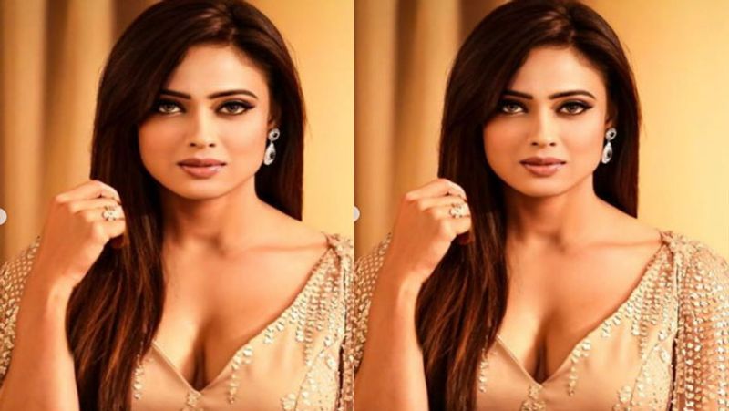 Shweta tiwari shares bold photos at 41 flaunts her cleavage NTP