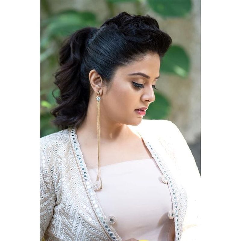 anchor sreemukhi open jocket hot show fans mesmerized
