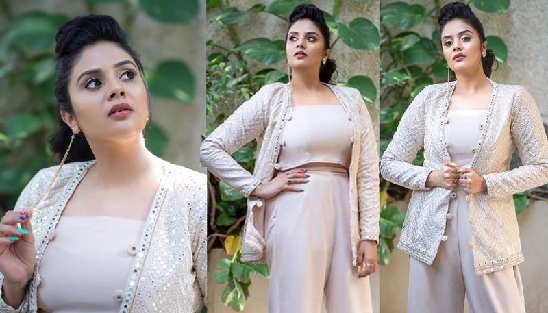 anchor sreemukhi open jocket hot show fans mesmerized