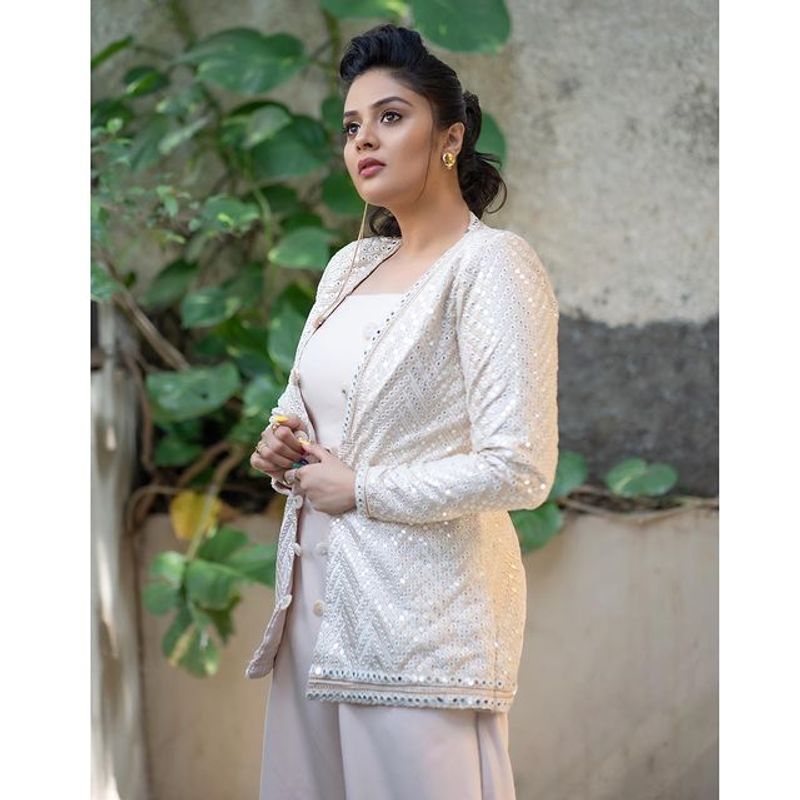 anchor sreemukhi open jocket hot show fans mesmerized