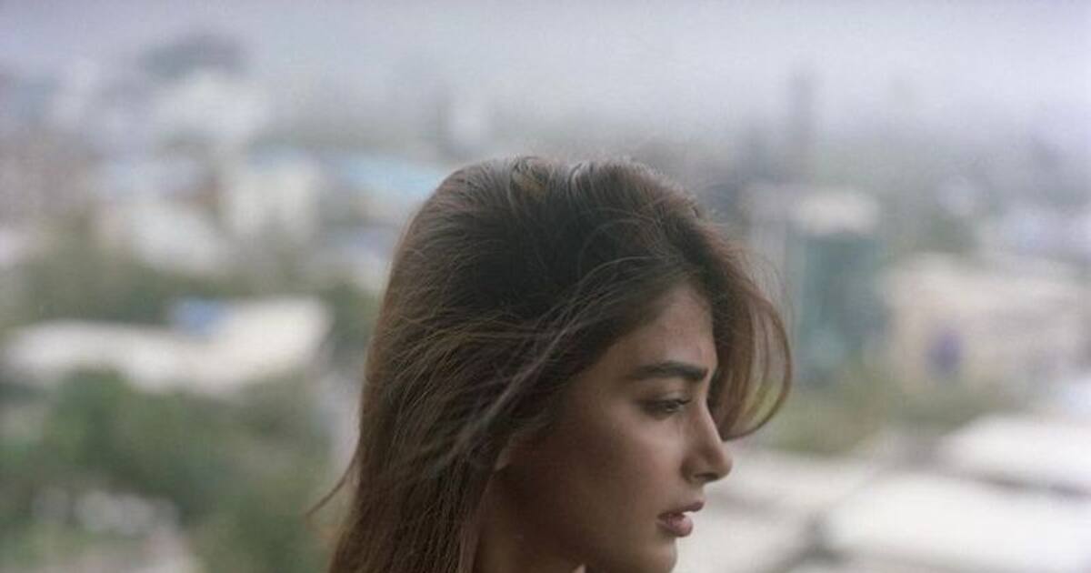 Pooja Hegde : சட்டை மேல் பட்டனை கழட்டிவிட்டு சூடேற்றும்  விஜய் பட நாயகி பூஜா ஹெக்டே!!