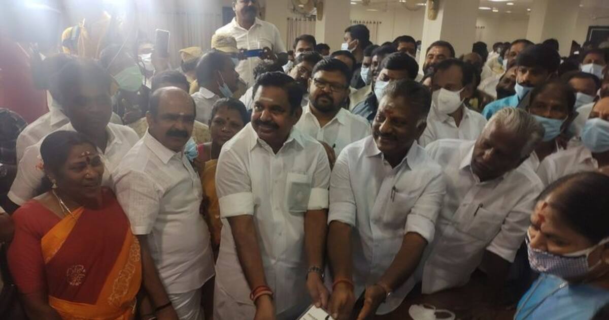 அதிமுக ஒருங்கிணைப்பாளர் தேர்தல்… கூட்டாக வேட்புமனுவை தாக்கல் செய்த ஓபிஎஸ்-இபிஎஸ்!!