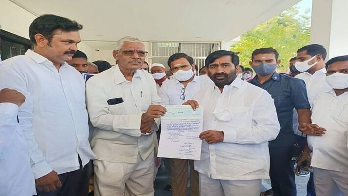 retired employee donates two grams of gold for Yadadri Garbhalaya vimana gopuram retired employee donates two grams of gold for Yadadri Garbhalaya vimana gopuram