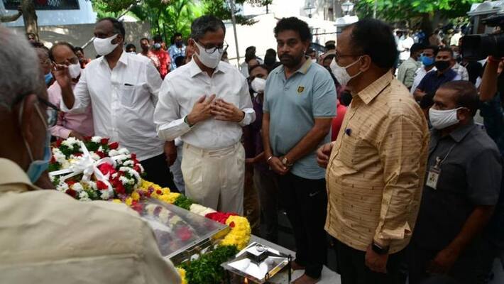 CJI NV Ramana pays tribute to former cm Konijeti Rosaiah CJI NV Ramana pays tribute to former cm Konijeti Rosaiah