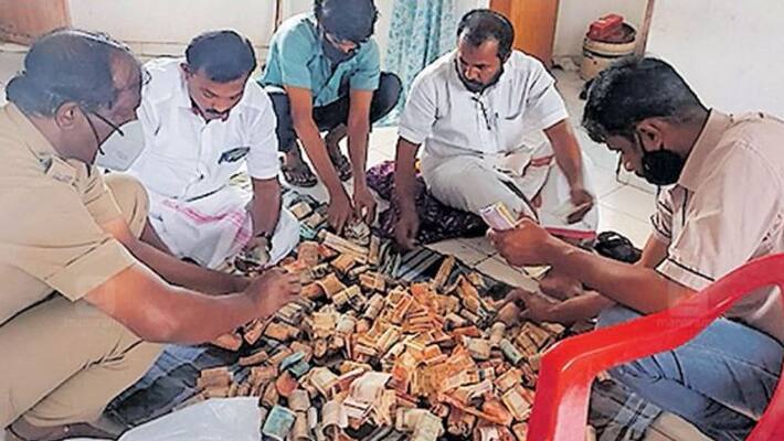 beggar woman accumulate huge amount recoverd form her room after death at aluva beggar woman accumulate huge amount recoverd form her room after death at aluva