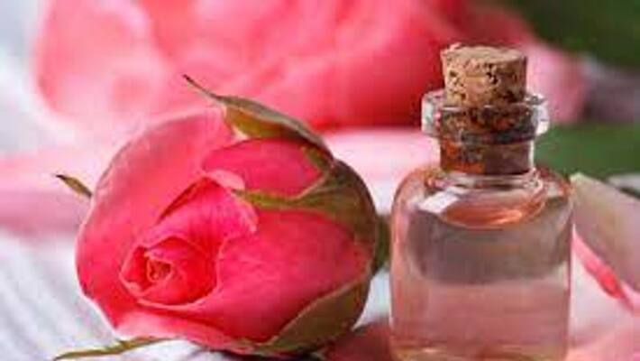 simple ways to use rose water on your face simple ways to use rose water on your face