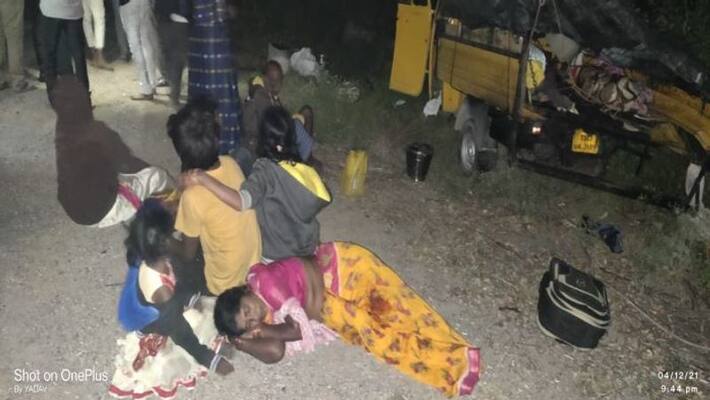 15 people injured road accident at karimnagar district 15 people injured road accident at karimnagar district