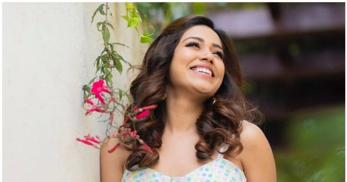 NivethaPethuraj: தாறுமாறாக பறக்கும் கியூட் உடையில்.. பார்பி டால் போல் சைஸாக போஸ் கொடுத்த நிவேதா பெத்துராஜ்!