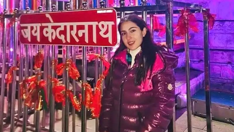 Atrangi Re Actress Sara Ali Khan eats kulfi with JanhviKapoor in Delhi