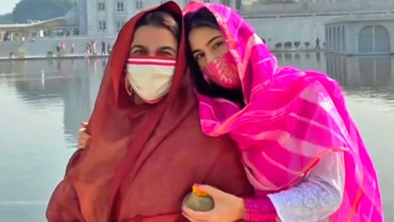 Atrangi Re Actress Sara Ali Khan eats kulfi with JanhviKapoor in Delhi