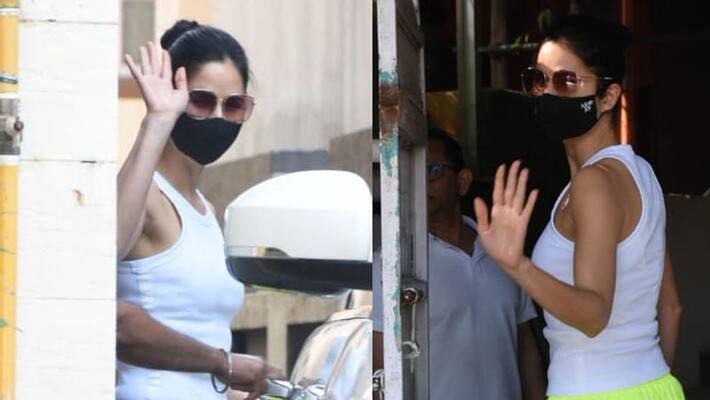 Katrina Kaif struggles to Close Car Door As Fans Keep Taking Selfies With Her Katrina Kaif struggles to Close Car Door As Fans Keep Taking Selfies With Her