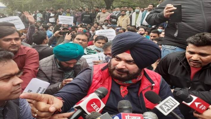 Navjot Sidhu Protests Outside Arvind Kejriwal's Home Navjot Sidhu Protests Outside Arvind Kejriwal's Home