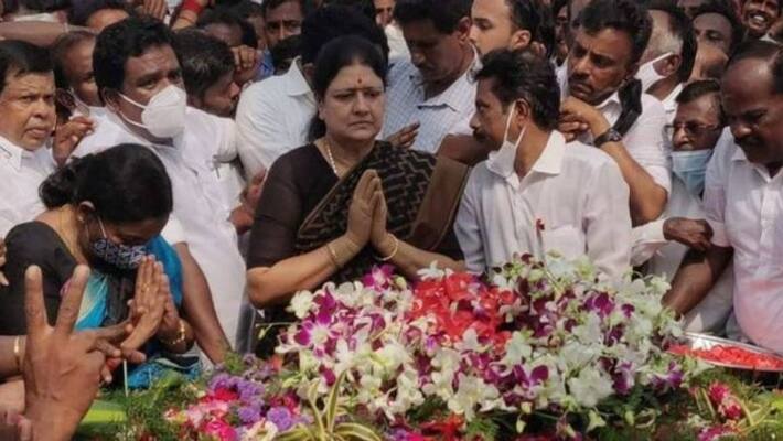 Sasikala at Amma samathi Sasikala at Amma samathi