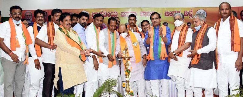 Congress is Old Party Dissolve It Says Basavaraj Bommai grg