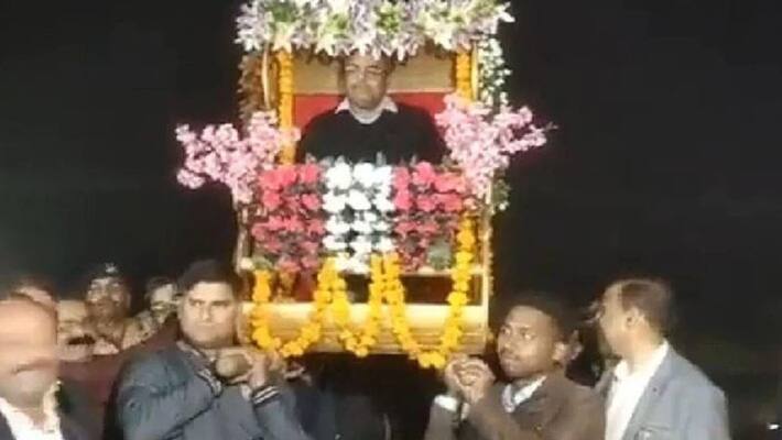 MP Unique memorable farewell transfer Bhind SP Manoj Kumar Singh policemen made flower Doli SP sit and danced Staff MP Unique memorable farewell transfer Bhind SP Manoj Kumar Singh policemen made flower Doli SP sit and danced Staff