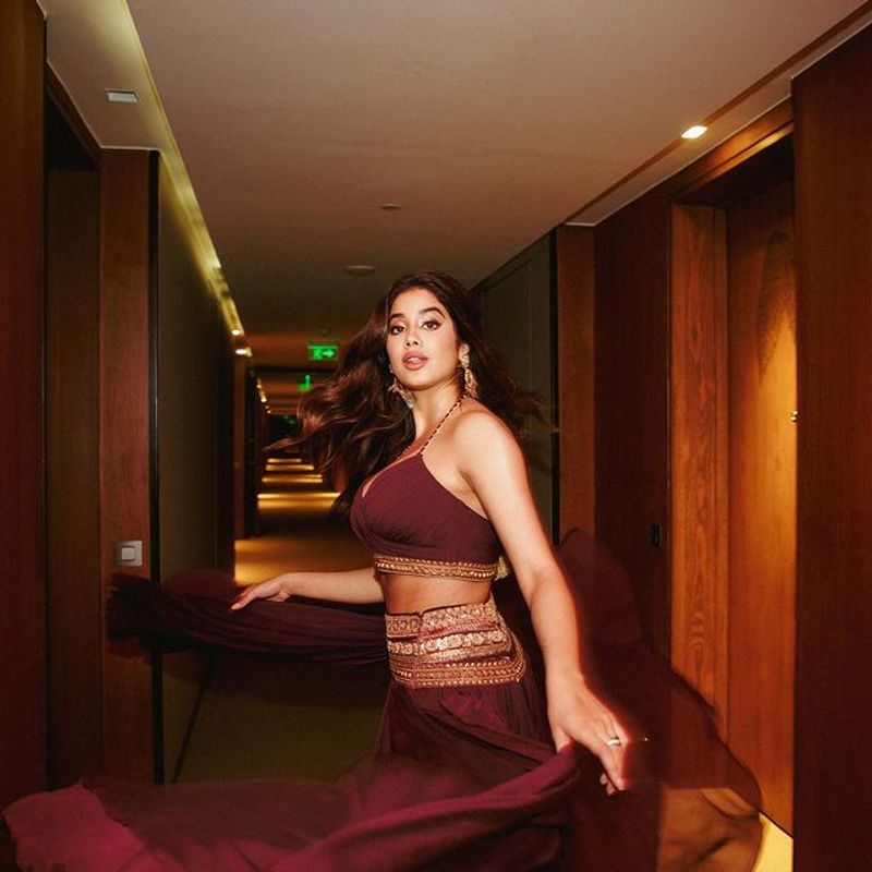 Janhvi Kapoor amazing photos and hot look goes viral