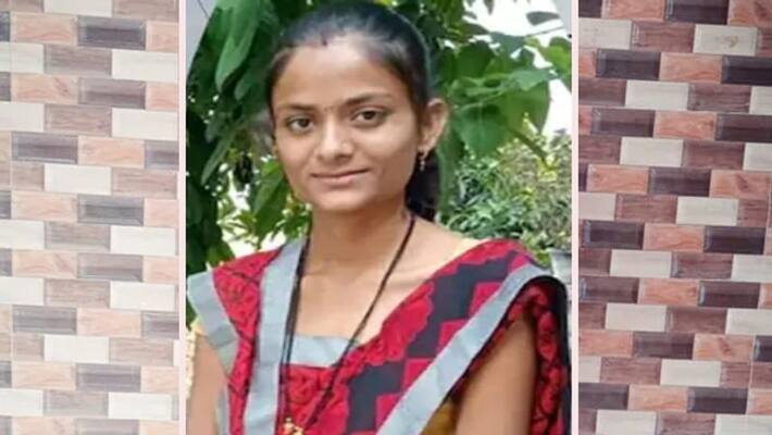 Youth chops sister's head, clicks selfie with it and parades in locality in Aurangabad district Youth chops sister's head, clicks selfie with it and parades in locality in Aurangabad district