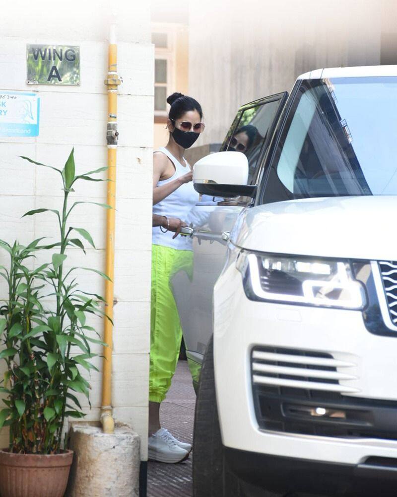 Before Marriage Katrina Kaif Spotted out side her house in sunday BRD