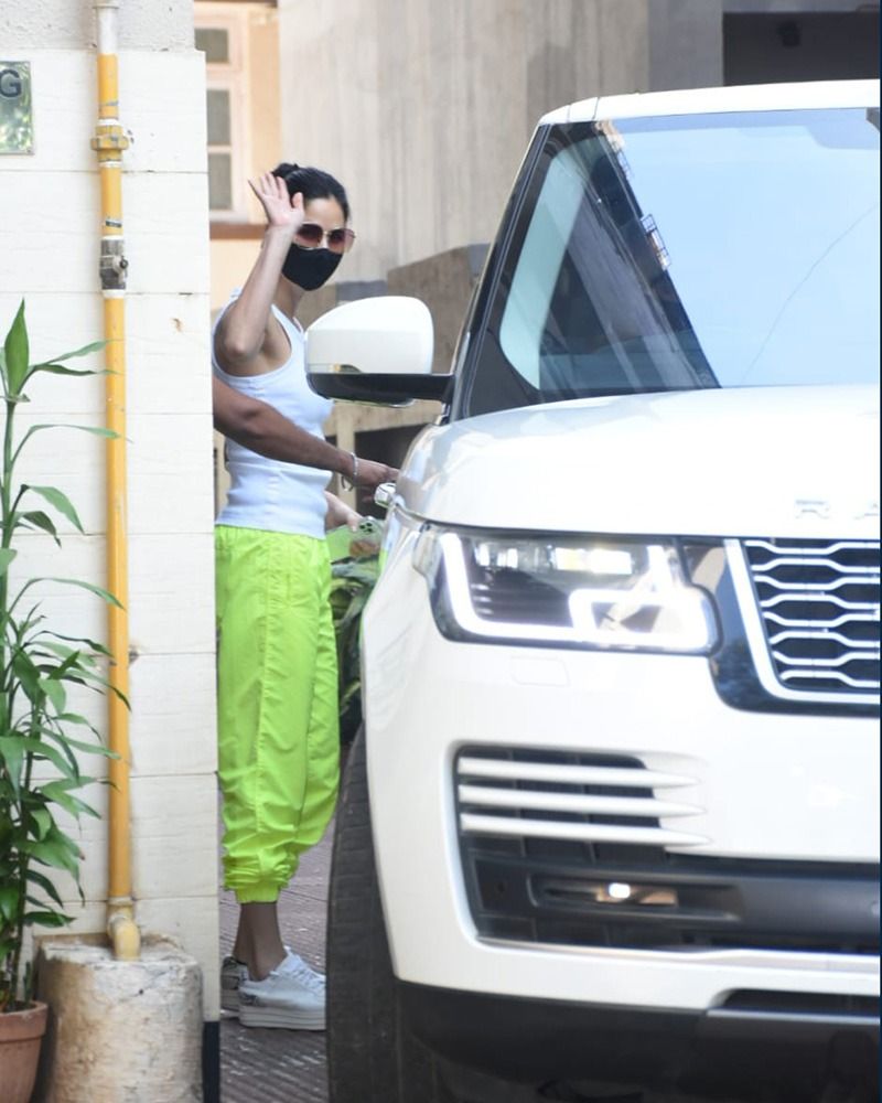 Before Marriage Katrina Kaif Spotted out side her house in sunday BRD