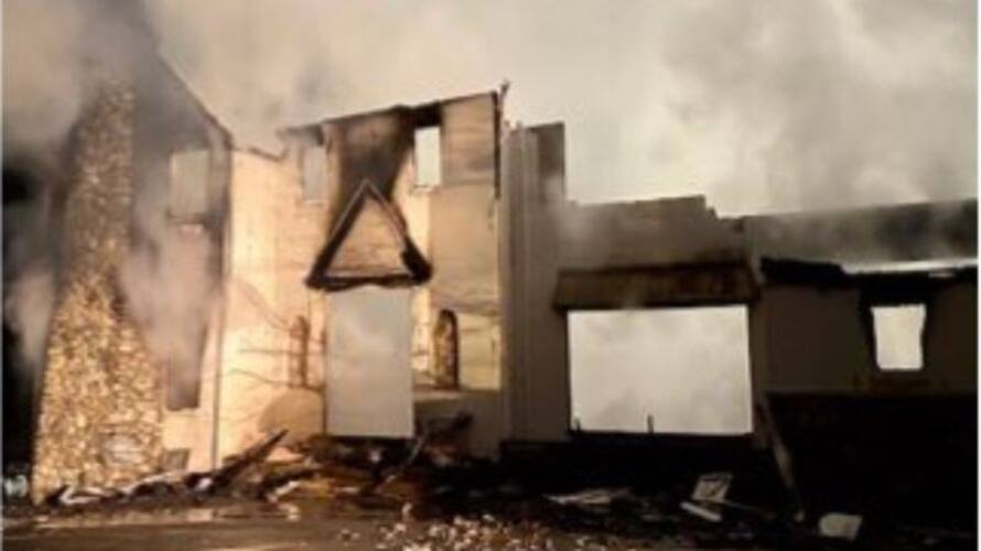 Snake പാമ്പിനെ ഓടിക്കാൻ തീയിട്ടു, 13 കോടി രൂപയുടെ വീട് കത്തി നശിച്ചു