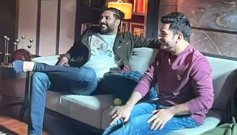 Team India team mates Yurvaj Singh, MS Dhoni reunites after while, Pro kabaddi League