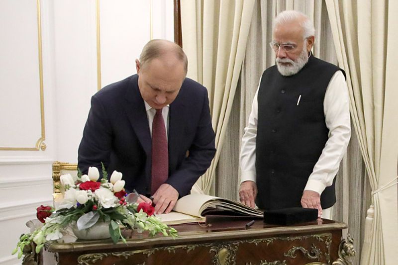 modi gives tough to putin while walking