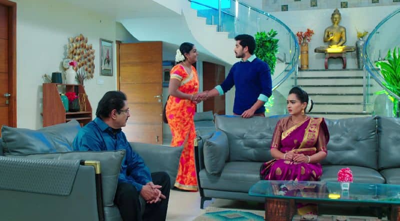Karthik sacrifices all his properties to Neelammas family in todays Karthika deepam serial episode