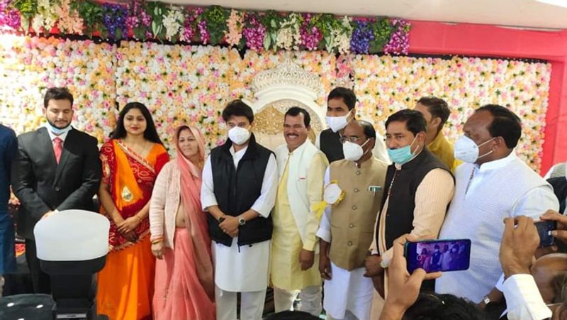 MP Shivpuri IPS Narendra Singh Rawat marriage thieves stole jewelry and cash brides side UDT