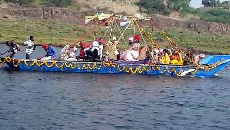 Madhya Pradesh unique marriage  bride groom boat crossed narmada river in khargone