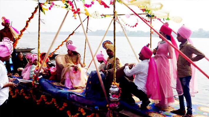 Madhya Pradesh unique marriage bride groom boat crossed narmada river in khargone Madhya Pradesh unique marriage bride groom boat crossed narmada river in khargone