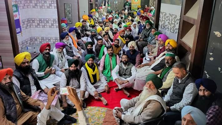 Farm Unions to continue protests until govt accepts all demands, announce timeline for withdrawal of cases-dnm Farm Unions to continue protests until govt accepts all demands, announce timeline for withdrawal of cases-dnm