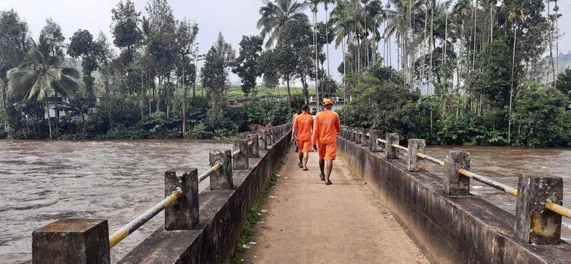 tamilnadu open Mullaperiyar Dam shutter at midnight Kerala go to Supreme Court