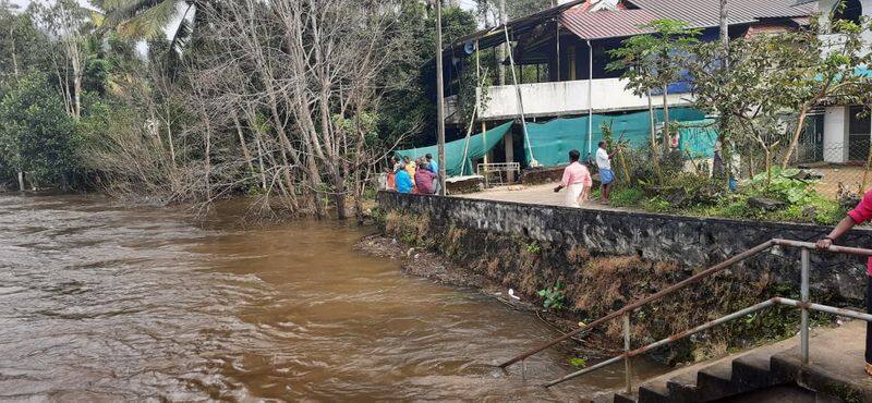 tamilnadu open Mullaperiyar Dam shutter at midnight Kerala go to Supreme Court