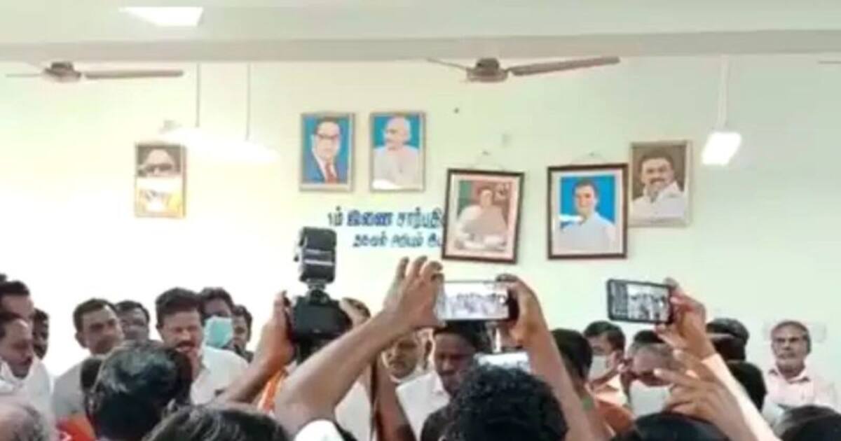 ராகுல் காந்தி படம் இருக்கு.. மோடி படம் இல்லை.. என்ன நினைச்சுட்டு  இருக்கீங்க..? அரசு விழாவில் சீறிய பாஜகவினர்