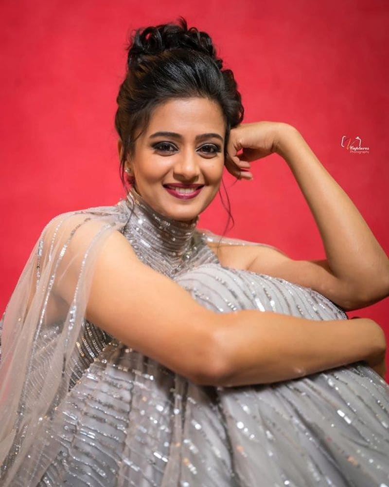 allu arjun hot comment on priyamani blasting in dhee show