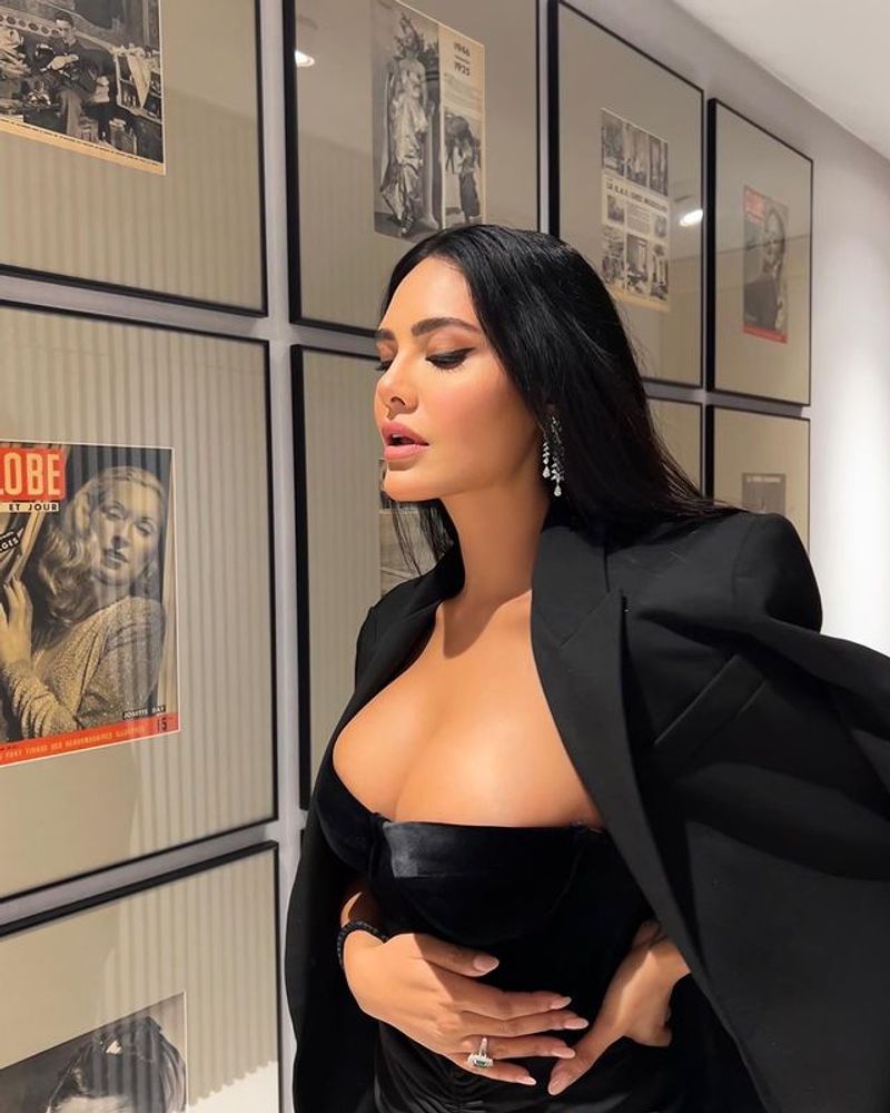Esha Gupta mind blowing black dress photos