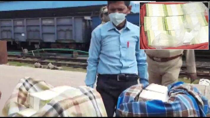 RPF seized four bags containing Rs 24.5 lakh from a passenger at Cuttack Railway Station KPA RPF seized four bags containing Rs 24.5 lakh from a passenger at Cuttack Railway Station KPA