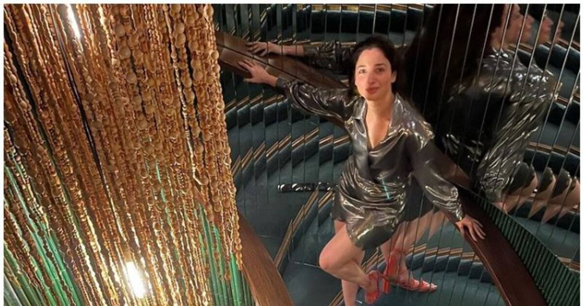 Tamannaah Bhatia: வேற லெவல் ஃபேஷன்!  உடலோடு ஒட்டி இருக்கும் சில்வர் நிற உடையில்...  ஐயன் லேடியாக மாறிய தமன்னா!