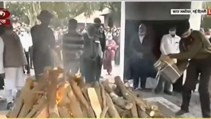 Nation salutes bravehearts: Gen Bipin Rawat cremated with full military honours, accorded 17-gun salute-dnm Nation salutes bravehearts: Gen Bipin Rawat cremated with full military honours, accorded 17-gun salute-dnm