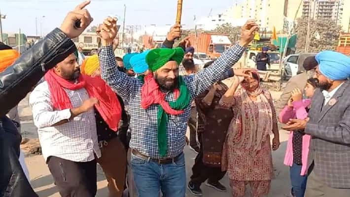 Farmers begin vacating protest sites, take out victory march as year-long protests come to an end-dnm Farmers begin vacating protest sites, take out victory march as year-long protests come to an end-dnm