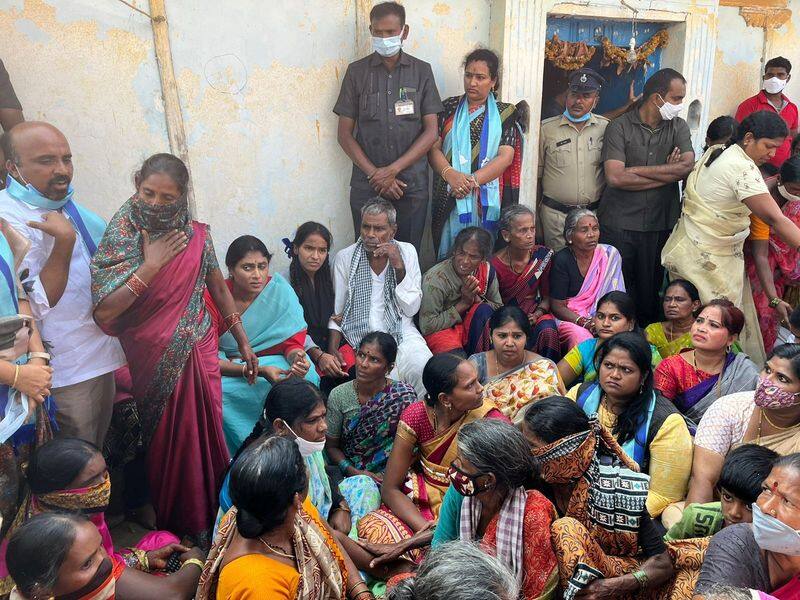 farmer commits suicide in medek... ysrcp chief Sharmila Met Farmer Family