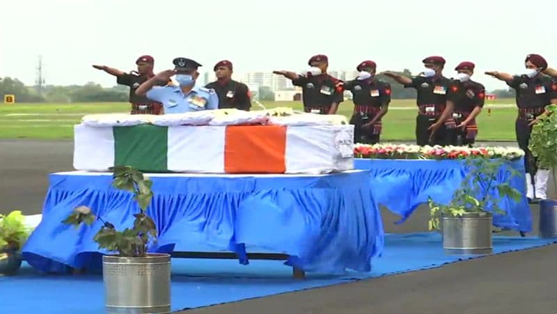 CDS Genreal Bipin Rawat and his wife Madhulika remains immersed in Haridwar, 4 martyrs positive identification completed, all updates and live news of Helicopter Crash in Tamilnadu, DVG