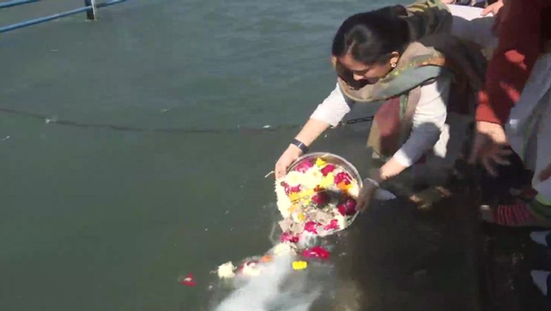 CDS Genreal Bipin Rawat and his wife Madhulika remains immersed in Haridwar, 4 martyrs positive identification completed, all updates and live news of Helicopter Crash in Tamilnadu, DVG
