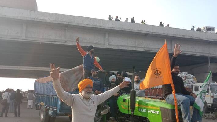 Hundreds of farmers travel to Delhi to participate in a'mahapanchayat.' Hundreds of farmers travel to Delhi to participate in a'mahapanchayat.'