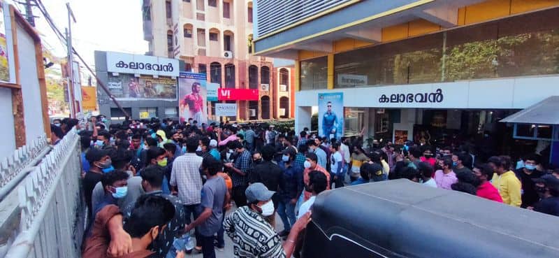 Fans celebrate suriyas soorarai pottru release in kerala theatres