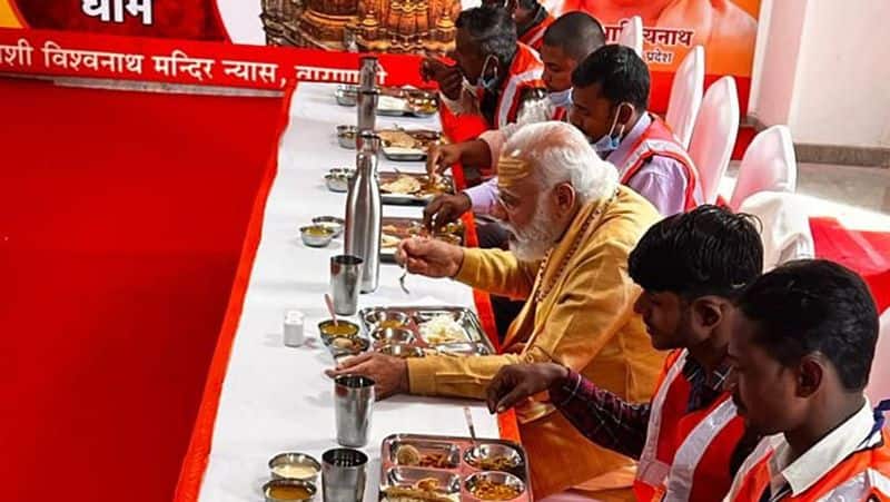 PM narendra Modi showered flowers on workers who built Made Kashi Vishwanath Dam Corridor took selfies and lunch food together UDT